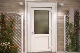 Одностворчатая пластиковая входная дверь со стеклом из профиля VEKA