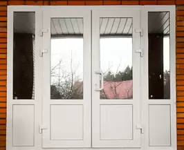 Двустворчатая пластиковая входная дверь со стеклом из профиля VEKA