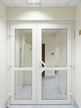 Шпульповая пластиковая входная дверь с 2-х камерным стеклопакетом из профиля WHS