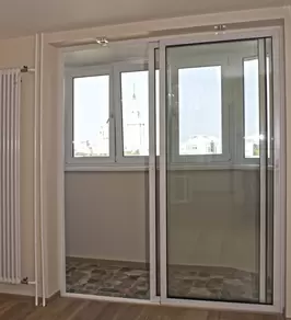 Раздвижная пластиковая дверь со стеклом из профиля REHAU