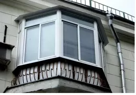 Холодное остекление балкона с кровлей из профлиста в Москве заказать по ценам производителя с установкой «Лучшие окна»