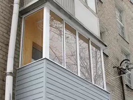 Холодное остекление балкона алюминиевыми окнами с отделкой деревянной вагонкой в Москве заказать по ценам производителя с установкой «Лучшие окна»
