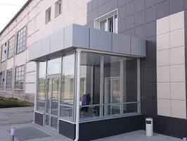 Алюминиевая входная группа с ламинацией внутренней рамы в Москве заказать по ценам производителя с установкой «Лучшие окна»