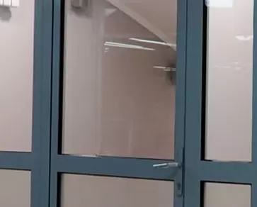 Алюминиевые двери со стеклом купить в Москве недорого по цене производителя - l-okna